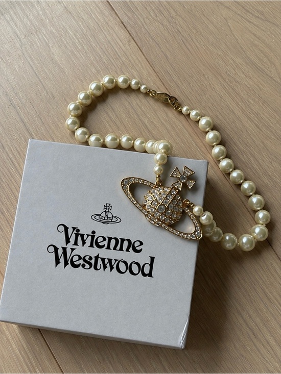 Vivienne Westwood Jewelry - Vivienne Westwood One Row Pearl Bas Relief Choker – Gold / Cream Pearl